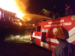 Delapan mobil damkar gabungan dibawah kendali BPBD Kudus dikerahkan untuk memadamkan api di lokasi kejadian.(memanggil.co)