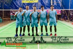 Keterangan: Owner Teh Keraton pusat Kendal, Khafid Rizky (tengah) bersama bintang tamu dari atlit bulutangkis tingkat nasional, di Lapangan Bulutangkis Desa Kaliayu, Cepiring Kendal, Minggu 30/07/2023. (Roni/Jateng Memanggil)