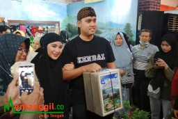 Bupati Dico bersama istri, saat mengunjungi pameran UMKM di acara PRK. (dok/Jateng Memanggil)