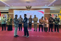 Keterangan: DPR RI dari Fraksi Partai Nasdem, Fadholi (kiri) saat menerima penghargaan The Best Legislator Award 2023, di Gradhika Bhakti Praja Semarang, Jumat 04/08/2023 malam. (Jateng Memanggil/Ist)