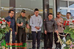 Keterangan: Bupati Kendal, Dico M Ganinduto (ketiga dari kiri) saat memotong pita, sebagai simbol diresmikannya kantor Kecamtan Kaliwungu Selatan, di Desa Darupono, Rabu 09/08/2023. (Jateng Memanggil/Ist)