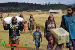Keterangan: Warga Papua Tengah, saat menerima bantuan paket sembako dari Polri, TNI, BNPB dan Pemda Puncak. Kamis 10/08/2023. (Jateng Memanggil/Ist)