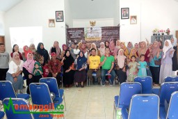 Keterangan: Owner RBM Kendal, Nur Ma'ruffin, bersama pelaku UMKM di Kendal, usai kegiatan pelatihan digital marketing, di Desa Putat Gede, Kamis 10/08/2023. (Roni/Jateng Memanggil)