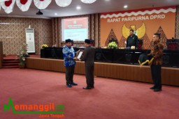 Ketarangan: Wabup Kendal, Windu Suko Basuki (kiri) saat menyerahkan berkas perubahan rancangan KUA- PPAS tahun 2023, kepada Ketua DPRD Kendal, Muhammad Makmun (kanan), usai sidang paripurna DPRD Kendal, di Ruang Paripurna DPRD Kendal, Jumat 11/08/2023. (R