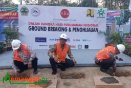 Ketarangan: Setda Kendal, Sugiyono (tengah) saat melekrakkan batu pertama Ground Breaking Nindya Asri 9 tahap kedua, di Meteseh, Boja Kendal, Minggu 13/07/2023. (Jateng Memanggil/Ist)