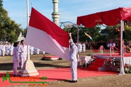 Keterangan: Paskibraka) Kendal saat mengibarkan Bendera Merah Putih, dalam upacara peringatah HUT Kemerdekaan RI ke 78, di Alun- alun Kendal, Kamis 17/08/2023. (Roni/Jateng Memanggil)