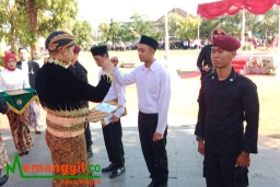 Keterangan: Bupati Dico, saat menyerahkan remisi kepada dua narapidana asal Kendal secara simbolis, usai upacara HUT Kemerdekaan RI ke 78, di Alun- alun Kendal, Kamis 17/08/2023. (Roni/Jateng Memanggil)