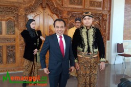 Keterangan: Sekretaris Menteri Koordinator (Sesmenko) Bidang Perekonomian, Susiwijono Moegiarso (jas hitam) saat berkunjung ke Rumah Dinas Bupati Kendal, Kamis 17/08/2023. (Roni/Jateng Memanggil)