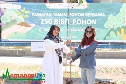 Keterangan: Direktur SDM dan Umum PT. Elnusa Tbk Hera Handayani bersama Direktur PEM Akamigas, Erdila Indriani saat menanam seribu pohon, di area PEM Akamigas, Jumat 18/08/2023. (Jateng Memanggil/Ist)
