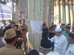 Keterangan: Salah seoramg ulama sepuh Kendal, kiai Izzuddin (peci putih) saat mengikuti acara pemasangan Soko Guru Masjid Kendal, Senin 21/08/2023. (Jateng Memanggil/Ist)