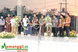 Keterangan: Bupati Dico, saat memotong pita, sebagai simbol diresmikannya gedung baru Perusda Kendal, Selasa 29/08/2023 petang.