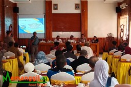 Keterangan: Kepala Bapenda Kendal, Abdul Wahab (baju coklat depan kedua dari kanan) saat memberikan sosialisasi kepada PHRI Kendal, di Resto Aldila Kendal, Rabu 06/09/2023. (Roni/Jateng Memanggil)