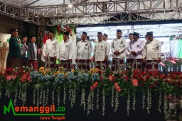 Keterangan: Pengasuh Ponpes Al Musthofa Pandes, Nasih Syarifudin atau lebih akrab disapa Gus Din (depan kiri), saat dilantik sebagai Ketu MP3I Cabang Kendal, di Ponpes Al Musthofa Pandes, Sabtu 02/09/2023 malam. (Roni/Jateng Memanggil)