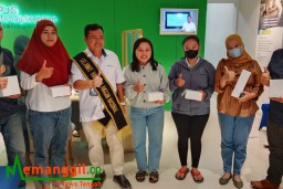 Keterangan: Kepala BPJamsostek Kantor Cabang Kendal, Agus Suyono (baju putih) saat memperingati Harpelnas, di Kantor BPJamsostek Cabang Kendal, Senin 04/09/2023. (Roni/Jateng Memanggil)