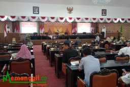 Keterangan: Anggota DPRD Kendal, saat mengikuti rapat Paripurna DPRD Kendal, Rabu 06/09/2023. (Roni/Jateng Memanggil)