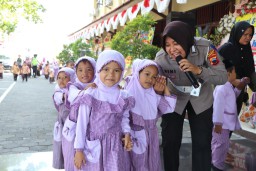 Keterangan: Salah seorang Polwan Polres Kendal, IPTU Rini, saat mengenalkan rambu- rambu lalu lintas kepada anak- anak, di Halaman Mapolres Kendal, Sabtu 09/09/2023. (Jateng Memanggil/Ist)