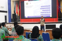 Keterangan: Koordinator Tenaga Teknik Ketenagalistrikan Direktorat Jenderal Ketenagalistrikan, Heru Setiawan, saat memberikan materi dalam uji kompetensi Tenaga Teknik Ketenagalistrikan Jalur Vokasional Tahun 2023. Selasa 11/09/2023. (dok. Jateng Memanggi