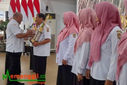 Keterangan: Kepala Disdikbud Kendal, Feri Nando Rad Bonay, saat memberikan piala kepada salah satu pengurus IGTKI Kendal, Rabu 13/09/2023. (Jateng Memanggil/Ist)