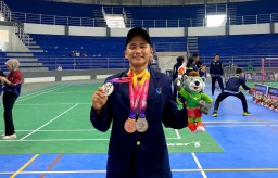 Keterangan: Mahasiswa tingkat 1 Program Studi Teknik Mesin Kilang PEM Akamigas, Randa, salah satu atlit Cabor bulutangkis, usai menyabet medali di ajang Porprov Bangka. (dok.Jateng Memanggil)