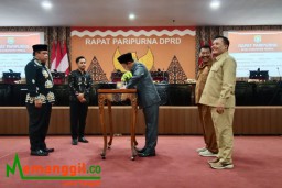 Keterangan: Ketua DPRD Kendal, Muhammad Makmun, saat menandatangai persetujuan bersama Raperda APBD Perubahan Tahun 2023, di Ruang Paripurna DPRD Kendal, Kamis 14/09/2023. (Roni/Jateng Memanggil)