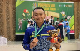 Keterangan: Atlit Cabior Jujitzu Newaza kelas 69 Kg, Juniarsa dari PEM Akamigas, saat meraihedali di ajang Porprov Jatim. (dok.Jateng Memanggil)