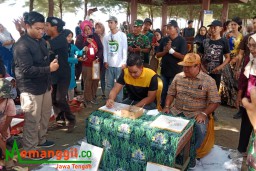 Ketarangan: Bupati Dico (kaos kuning) saat mewarnai batik bersama anak- anak di acara Bhinneka Festival Budaya, di PIK, Jumat 15/09/2023. (Roni/Jateng Memanggil)