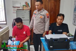 Keterangan: Terduga pelaku pencurian, Dimas Aldi Santoso alias Gerandong (kaos tahanan merah) warga Desa Margosari Patebon, Kendal, saat diamankan di Polsek Patebon, Rabu 20/09/2023. (Roni/Jateng Memanggil)
