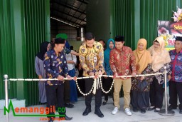 Keterangan: Bupati Dico, saat memotong pita sebagai simbol diresmikannya pasar Desa Brangsong, Kamis 21/09/2023. (Roni/Jateng Memanggil)