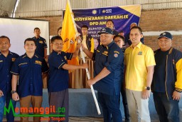 Keterangan: Nur Ma'ruffin (kiri) salah satu kader DPD Kendal Partai Golkar, saat menerima bendera pataka dari Ketua DPW AMPI Jateng, Bondan (kanan) sebagai simbol penyerahan tongkat keoemimpinan DPD AMPI Kendal, Minggu 24/09/2023. (Roni/Jateng Memanggil)