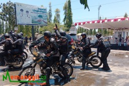 Keterangan: Jajaran Brimob Polda Jateng dan Polres Kendal, saat mengikuti simulasi pengamanan Pemilu 2024, di depan Stadion Kebondalem Kendal, Rabu 27/09/2023. (Roni/Jateng Memanggil)