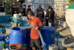 Keterangan: Tim HMTM PEM Akamigas, saat mengikuti kegiatan Baksos bagi- bagi air bersih di Desa Kalen, Kedung Tuban, Blora. (dok/Jateng Memanggil)