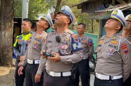 keterangan: Kepala Sigar Subditgakkum Ditlantas Polda Jateng, Kompol Indra Hartono, saat mengoperasikan ETLE Berbasis Drone untuk uji coba, di Polda Jateng, Rabu 06/09/2023. (Teguh/Jateng Memanggil)