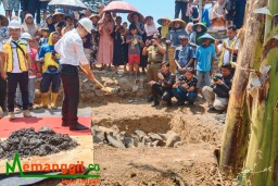 Keterangan: Bupati Dico, saat menuangkan adukan semen sebagai simbol dimulainya pembangunan jembatan gantung di Desa Gempolsewu, Kamis 05/0/2023. (Roni/Jateng Memanggi)