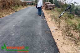 Keterangan: Salah seorang warga Genting Gunung, Sukorejo, FS (inisial) saat meninjau kondisi pembangunan jalan di wilayah tersebut setelah selesai dikerjakan, Sabtu 07/10/2023. (Jateng Memanggil)