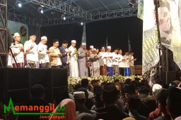 Keterangan: Relawan Bala Gibran, saat bersholawat bersama Habib Firdaus Al Muqorrobin, dalam acara Konsolidasi Relawan Bala Gibran, di Lapangan Desa Kebonagung, Ngampel, Kendal, Selasa 10/10/2023 malam. (Roni/Jateng Memanggil)