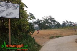 Keterangan: Kondisi jalan atau rabat beton di Dusun Gecos Genting Gunung, yang sudah selesai dikerjakan dengan mengunakan anggaran DD TA 2023 yang diduga warga tidak sesuai dengan ketentuan dan di papan proyek, Kamis 12/10/2023. (Roni/Jateng Memanggil)