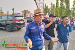Keterangan: Mantan Ketua DPRD Kendal priode tahun 2014-2019, Prapto Utono, Bacaleg DPR Provinsi Dapil satu dari Parpol Nasdem, saat mengikuti pawai Kirab Pemilu 2024, di Stadion Kebondalem Kendal, Jumat 13/10/2023. (Roni/Jateng Memanggil)