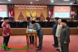 Keterangan: Ketua DPRD Kendal, Muhammad Makmun, saat menandatangani berkas persetujuan bersama Raperda pajak dan retribusi daerah Kendal, di Ruang Paripurna DPRD Kendal, Kamis 19/10/2023. (Roni/Jateng Memanggil)