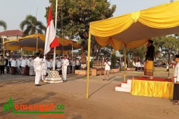 Keterangan: Bupati Kendal, saat menjadi inspektur upaca HSN ke-9 dengan mengenakan busana ala santri, di Alun- alun Kendal, Minggu 22/10/2023. (Roni/Jateng Memanggi)