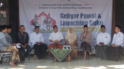 Keterangan: Penulis buku "Ngaji Bareng Abah Yai Muharror Ali", Ahmad Adirin (keempat dari kiri) saat peringatan HSN 2023 Blora dan launcing buku karyanya, di Ponpes Khozinatul Ulum, Blora, Jateng, Minggu 22/10/2023. (dok/Jateng Memanggil)