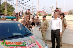Keterangan: Kadin DLH Kendal, Aris Irwanto, saat menghimbau warga untuk menjaga kebersihan mengunakan pengeras suara, di RTH Kaliwungu, Kamis 26/10/2023 petang. (Roni/Jateng Memanggil)