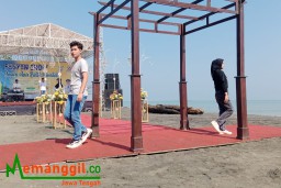 Keterangan: Sinang- Sinok Kendal, saat memamerkan celana jeans produck UMKM di Kendal, saat Fasyen Show Jeans dan Batik, di Pantai Ngebum Kaliwungu, Minggu 29/10/2023. (Roni/Jateng Memanggil)