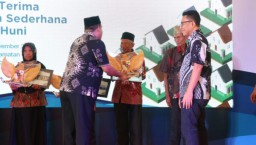 Bupati Blora Arief Rohman bersama Deputi GM Community Development PT. Djarum, Achmad Budi Harto menyerahkan bantuan bedah rumah kepada warga di pendopo Kecamatan Cepu. (Memanggil/hms)