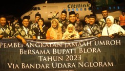 Bupati Blora Arief Rohman bersama keluarga ikut rombongan umroh perdana dari Bandara Ngloram. (Memanggil.co/hms)