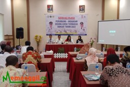 Keterangan: Pengampu DBHCHT Jateng Een Erliana (kedua dari kanan), saat sosialisasi perundang- undangan Bindang Cukai Tembakau DBHCHT tahun 2023, di RM. Lumintu Kendal, Rabu 01/11/2023. (Roni/Jateng Memanggil)