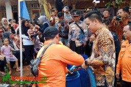 Keterangan: Bupati Dico, saat mengisi air bersih di salah satu wadah milik warga Desa Curugsewu, di Dusun Gobyong, Curug Sewu, Patean, Selasa 14/11/2023. (Roni/Jateng Memanggil)