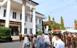 Keterangan: Pegawai Kejari Kendal, saat mengikuti upacara di halaman kantor Kejari Kendal. (dok/medsos Kejari Kendal)