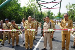 Bupati Blora Arief Rohman meresmikan jembatan Gedongsari, Kecamatan Banjarejo, Senin (27/11/2023) (Memanggil.co/hms)