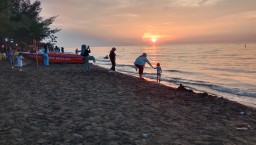 Keterangan: Para pengunjung sedang menikmati sunset di PIK. (dok/Jateng Memanggil)