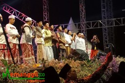 Keterangan: Gus Azmi bersama rombongan, saat acara Sholawatan bersama KPU Kendal, di Stadion Utama Kebondalem Kabupaten Kendal, Jawa Tengah, Jumat malam. 01/12/2023 (Roni/Jateng Memanggil)